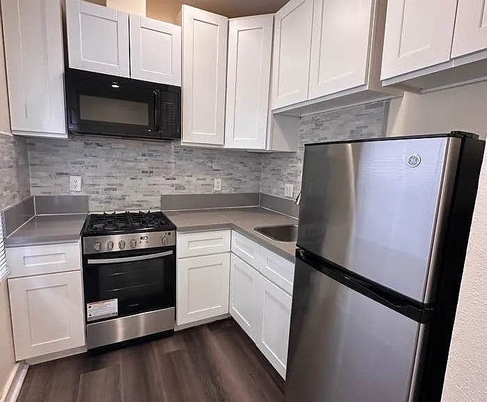 225 W 25th St — Photo 21