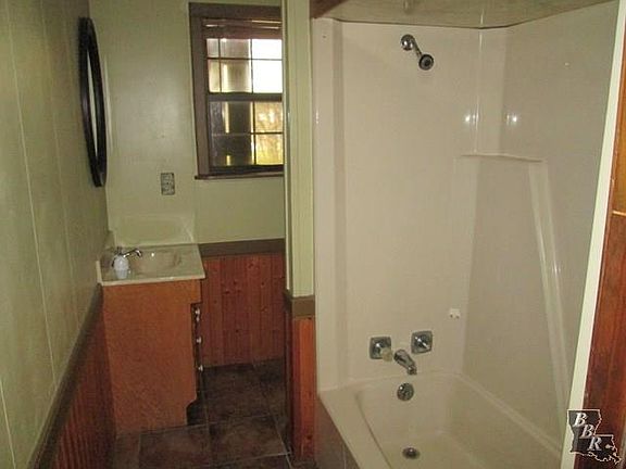 5th image of 211 E 110th St