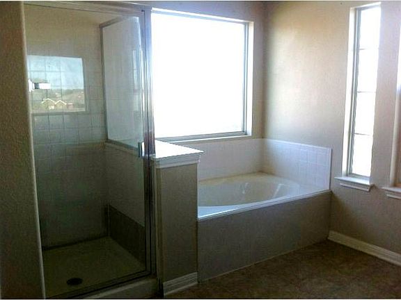 5th image of 1109 Henderson Dr