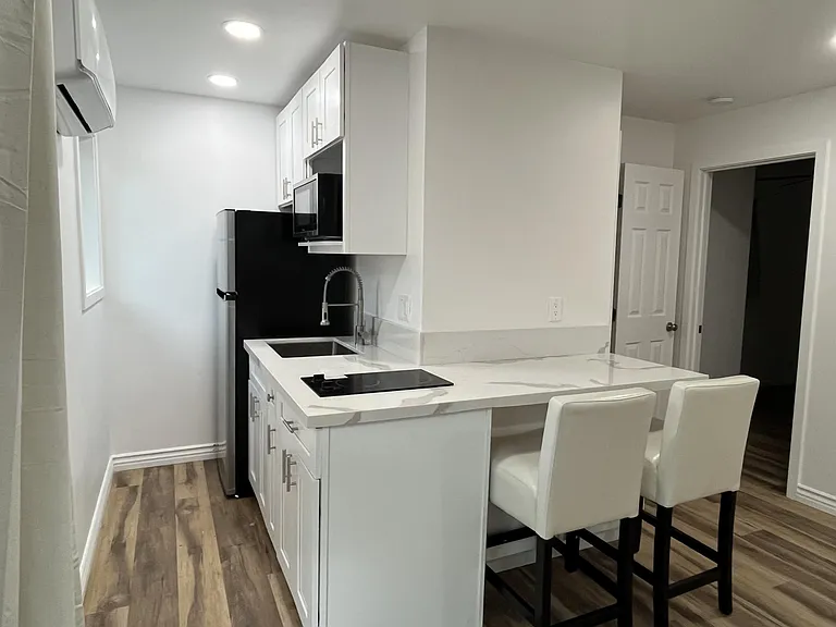 137 Carnation Ave — Photo 2