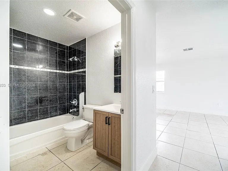 705 NW 13th Ter — Photo 12