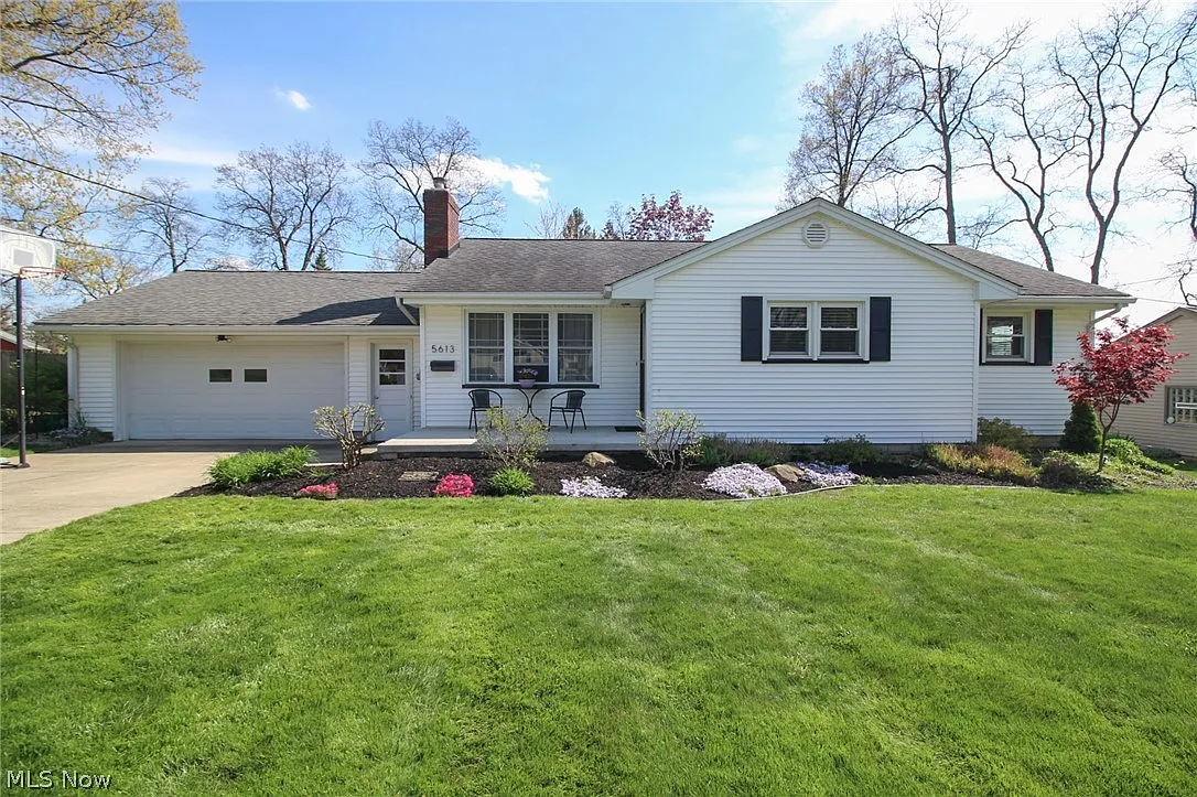 5613 Yorktown Ln photo 1