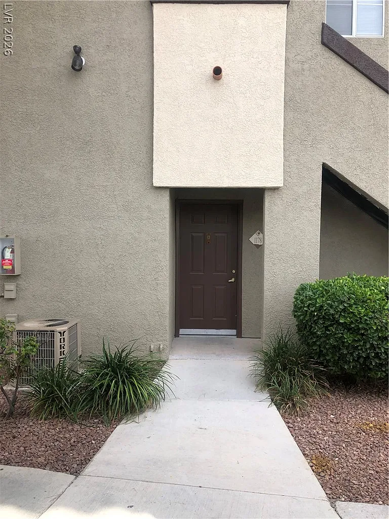 1 bed, 1.0 bath, 853 sqft, $1,245 — Photo 1