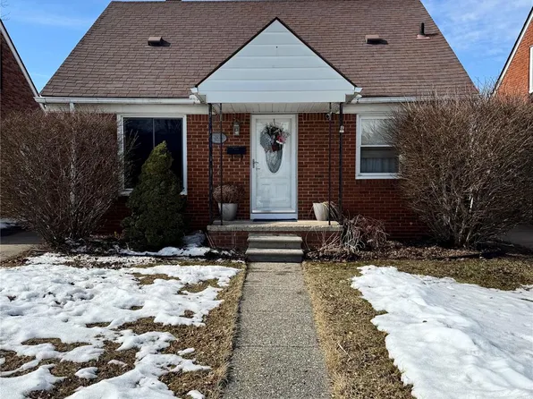 27277 Leroy St, Roseville, MI 48066