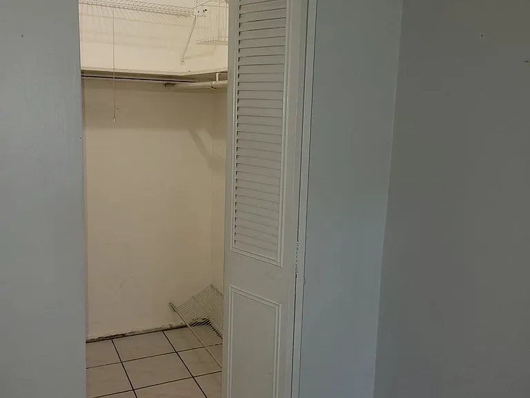 10786 N Kendall Dr #D11 — Photo 5