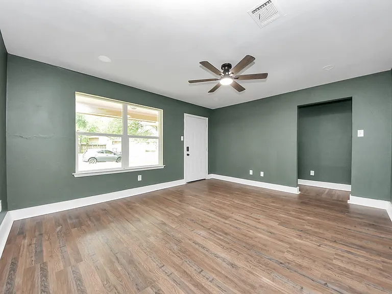 608 Trinity Ln — Photo 3