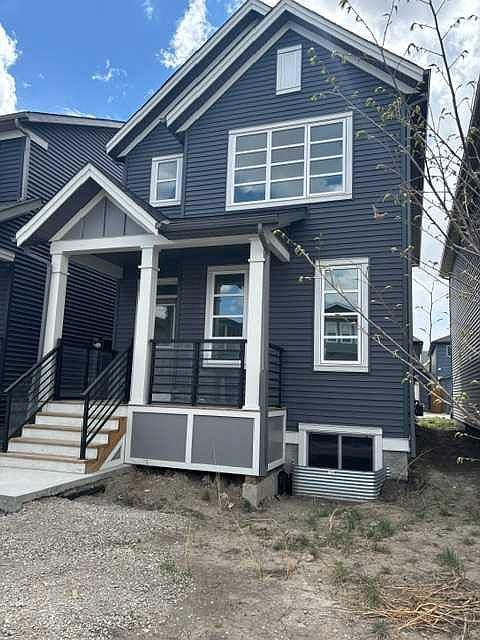 1st image of 619 N Savanna Cres NE