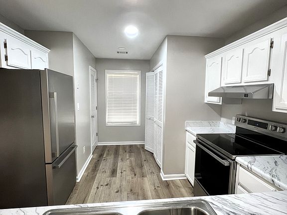 5th image of 323 Williamsburg Ave