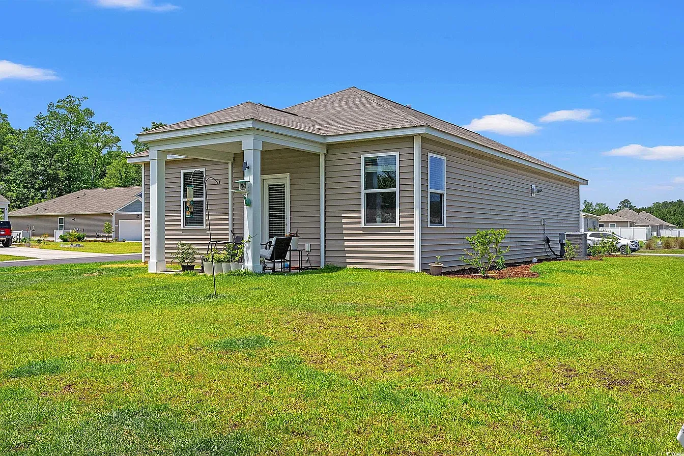 3 bed, 1185 sqft, $1,900 — Photo 1