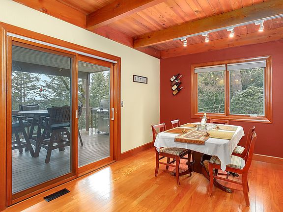 5th image of 24860 SE Mirrormont Dr