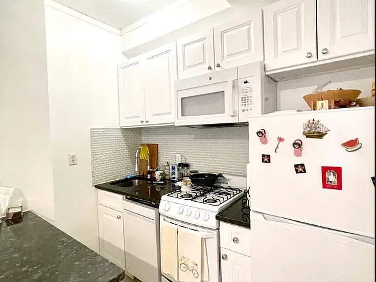210 W 16th St #1E — Photo 6