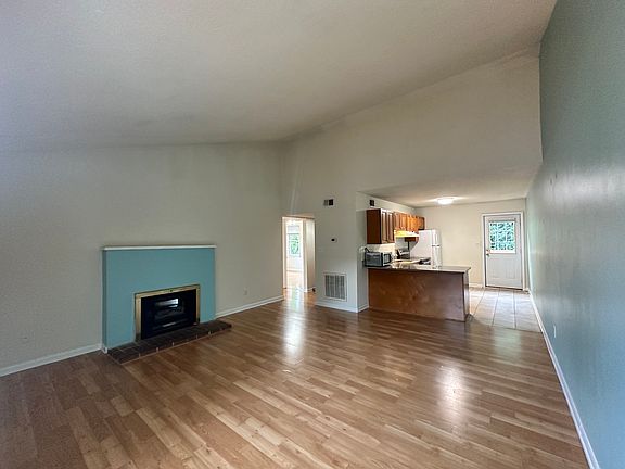 4th image of 1005 Carlton Ave APT A