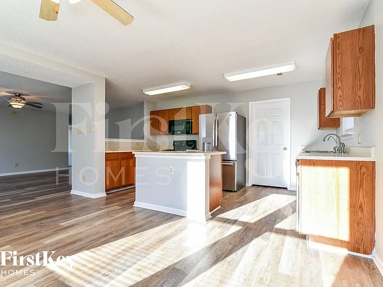 8823 Youngs Creek Ln — Photo 7