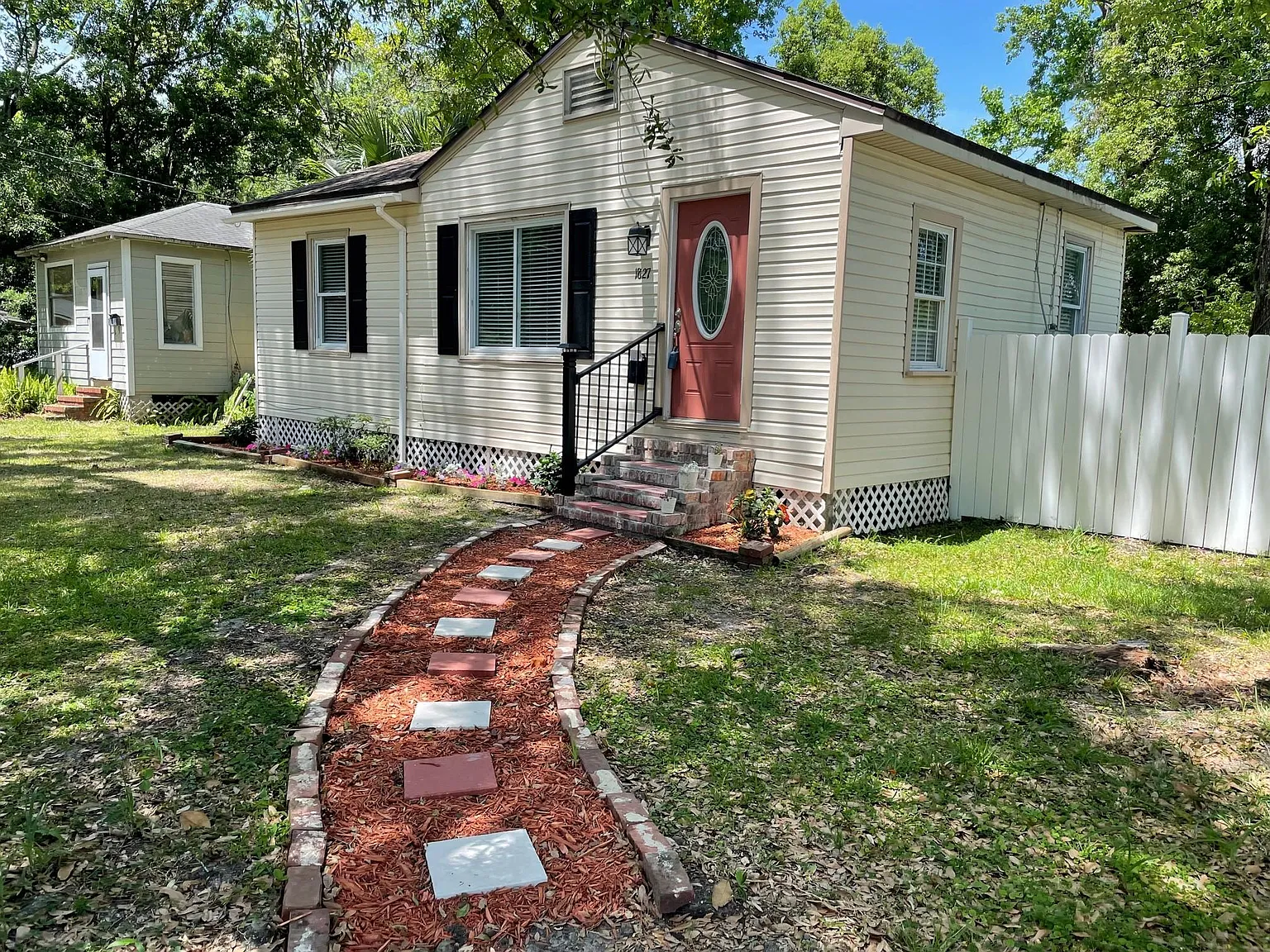 3 bed, 1000 sqft, $1,700 — Photo 2
