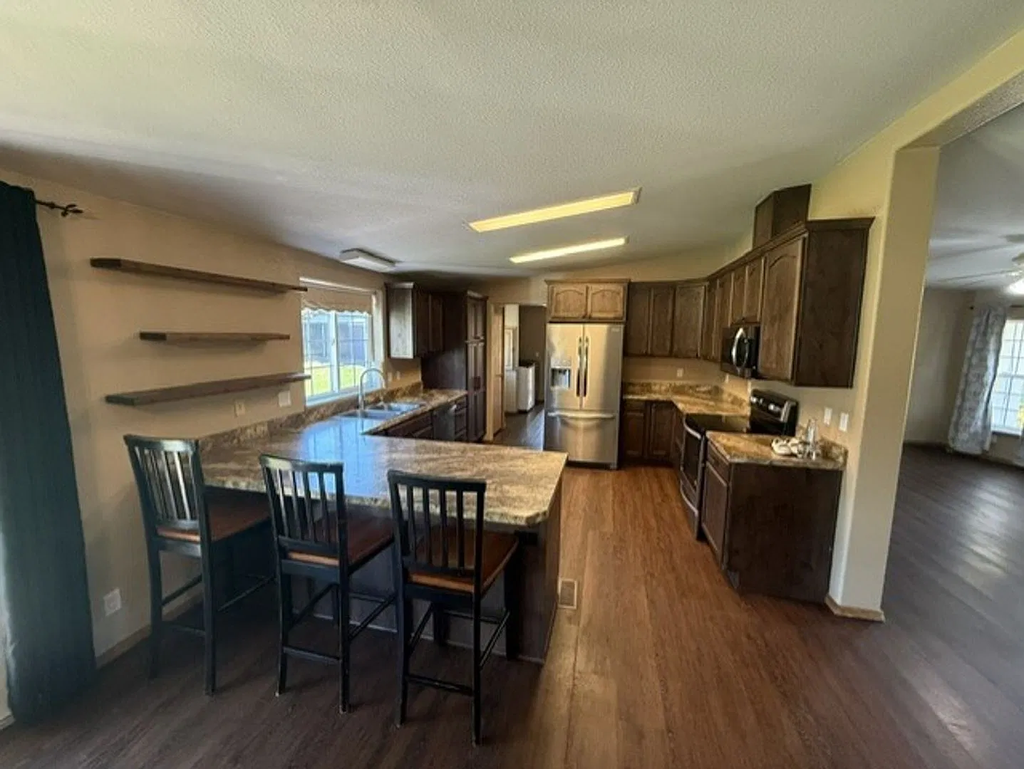 Lovely home and shop on a fully fenced acre — Photo 4