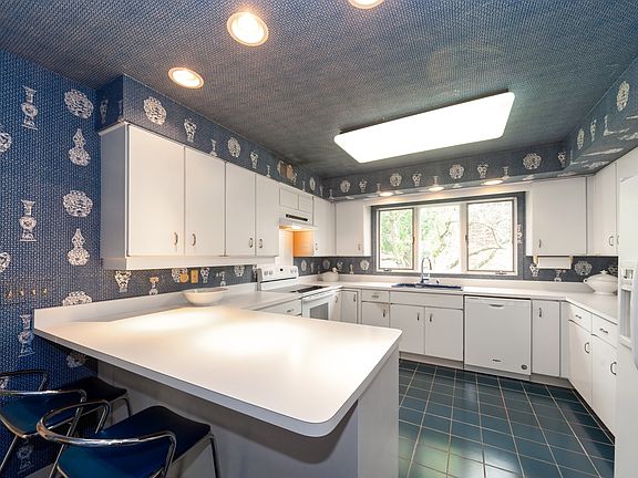5th image of 312 Basswood Dr