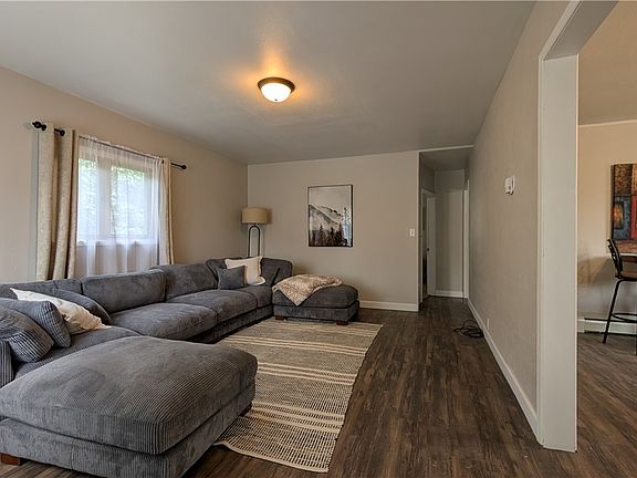 4th image of 522 6th St SE