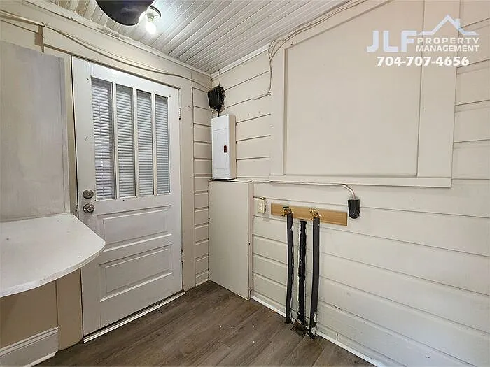 907 S Jackson St — Photo 11