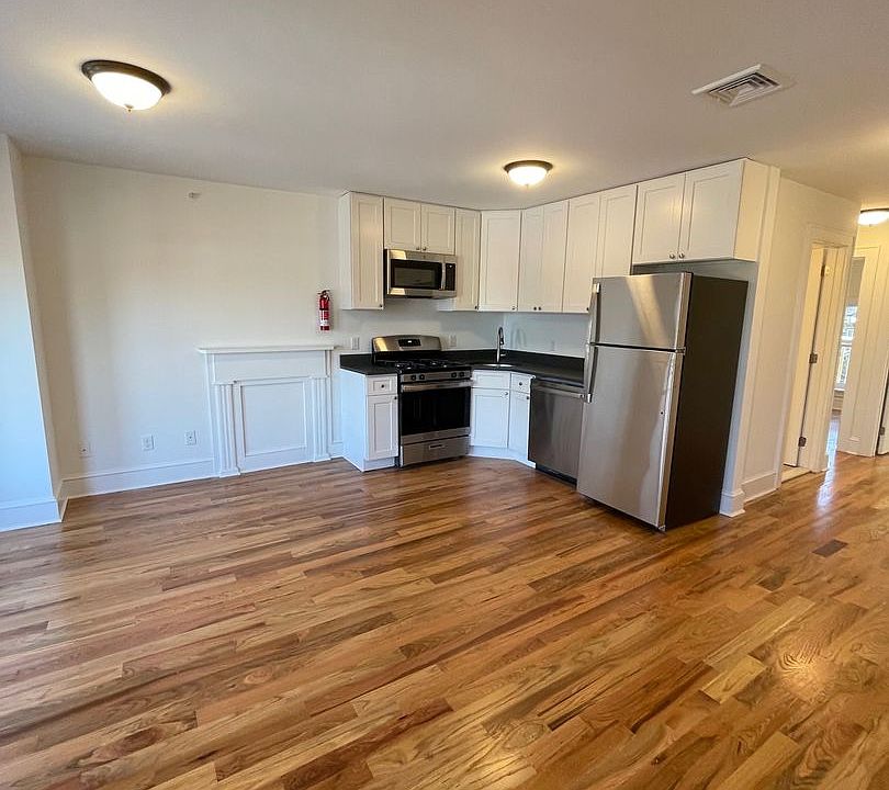 1st image of 136 S Clark St Floor 3