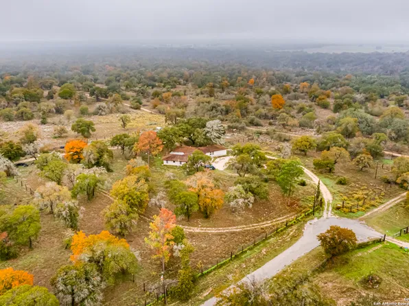 275 W MOCKINGBIRD DR, Somerset, TX 78069