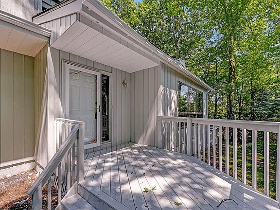 4th image of 3256 Mountain View Dr