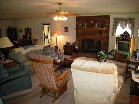3rd image of 44 Pinecrest Dr