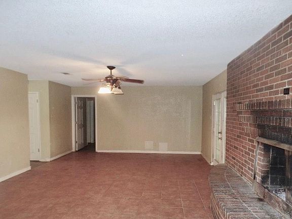 4th image of 1701 Park Hill Dr