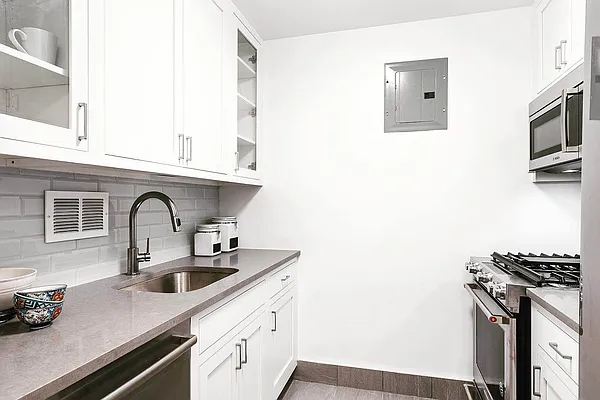 Sold by Corcoran | media 14