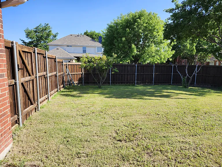 1329 Kingsley Ct — Photo 9