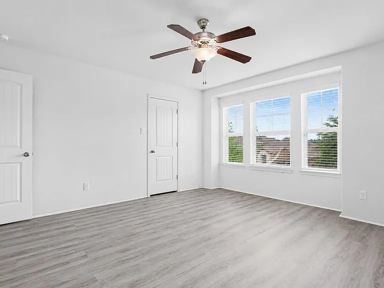 166 Meadow Grove Dr — Photo 32