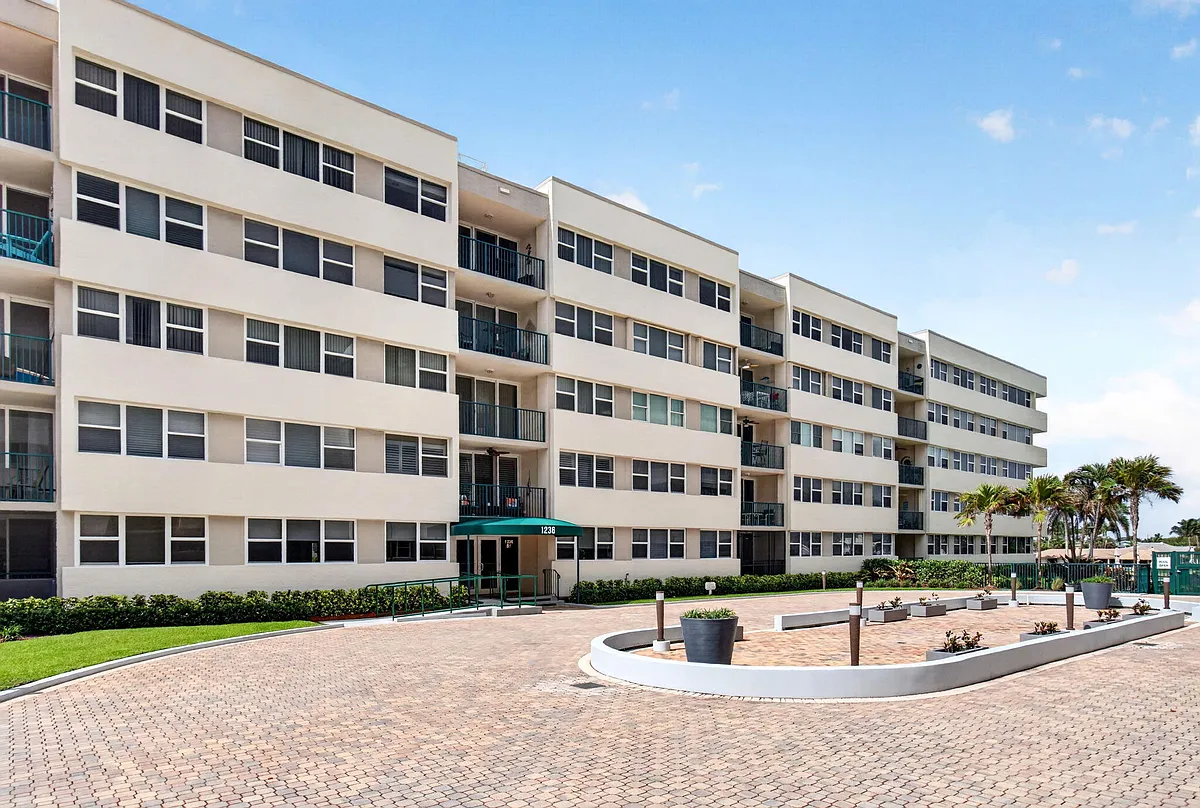 Building Photo - 1236 Hillsboro Mile Bch #406