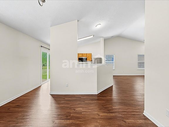5th image of 1070 Halifax Ln