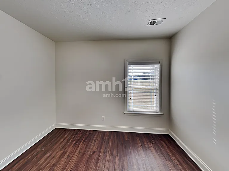 572 Laurel Ln — Photo 16