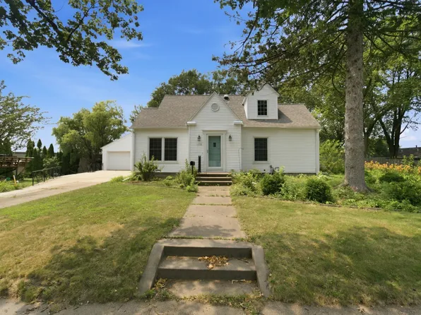 1715 Schreiber St, Cedar Falls, IA 50613