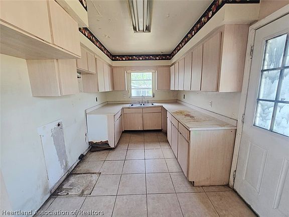 3rd image of 618 Cherokee Cir