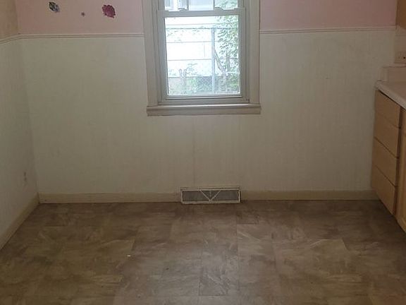 5th image of 534 W 3rd St