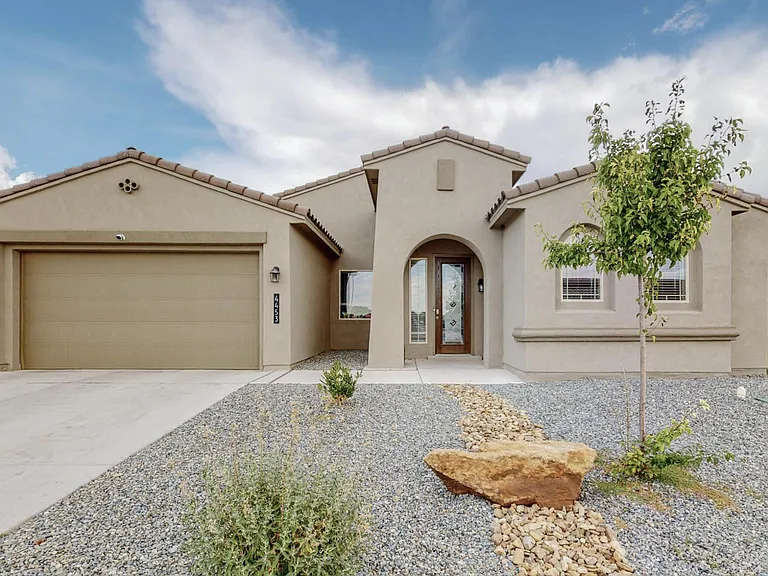 4453 Skyline Loop NE — Photo 1