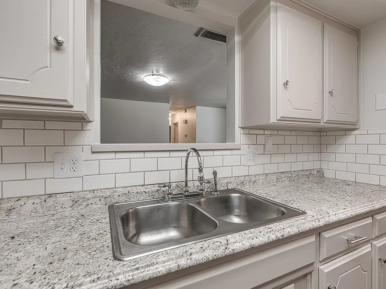 9027 N Rockwell Dr — Photo 14