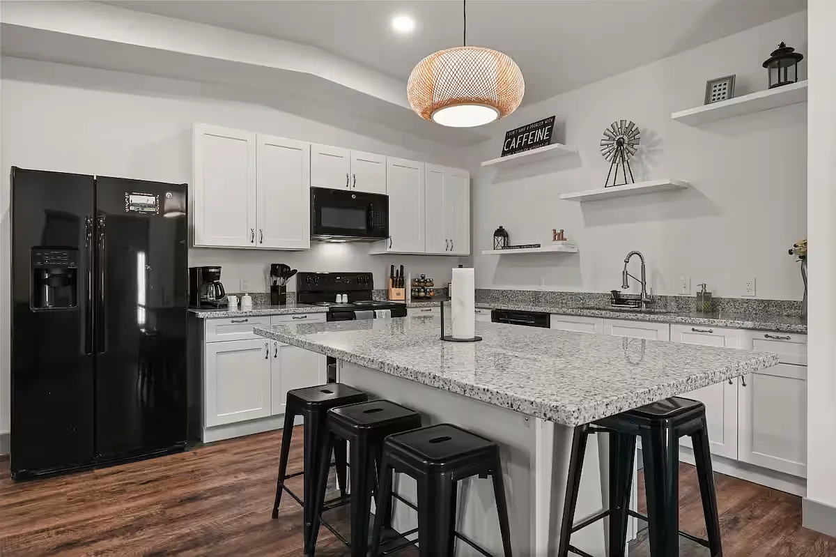 3 bed, 2.0 bath, 1600 sqft, $2,400 — Photo 1