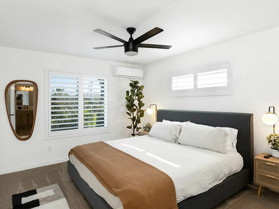 King size bed with beautiful views of the valley.