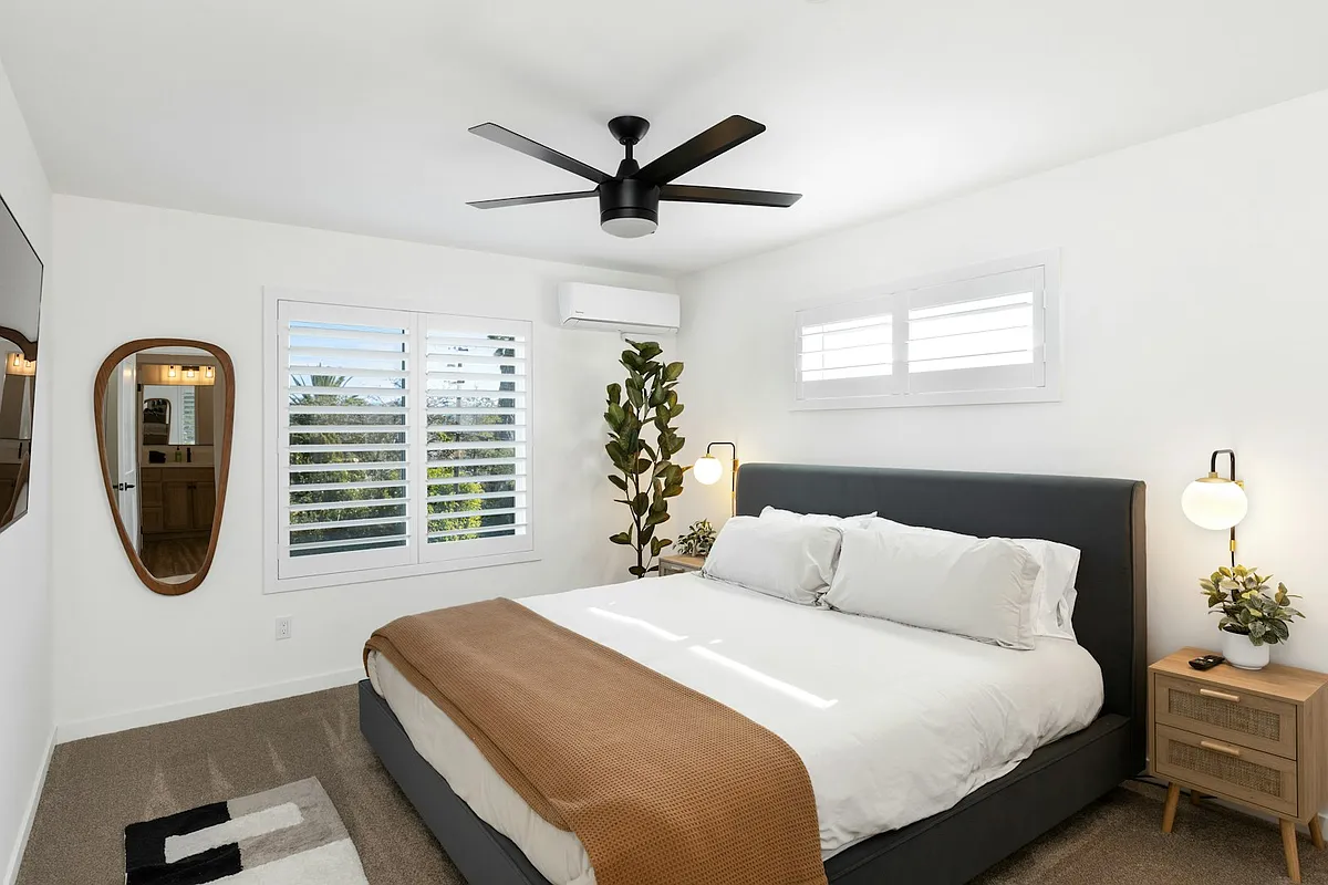 King size bed with beautiful views of the valley. - 663 S Tulip St #1