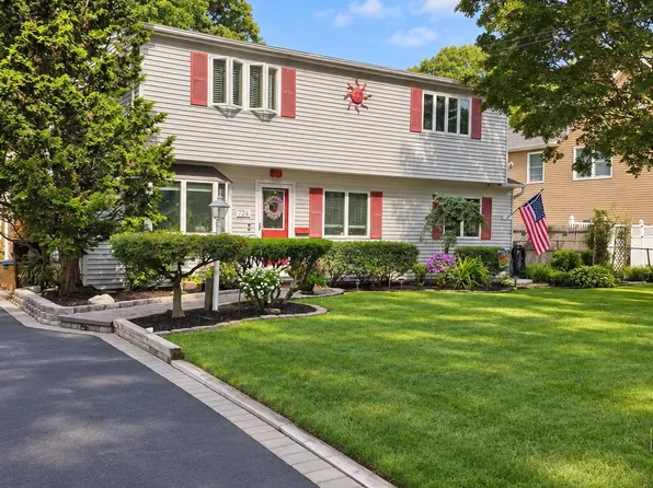 724 Sandra Avenue, West Islip, NY 11795
