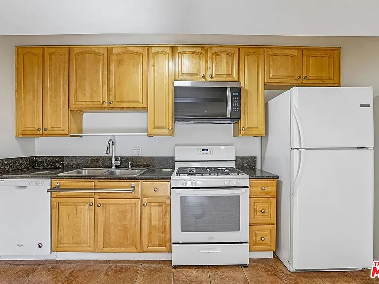 6727 1/2 Orion Ave — Photo 15