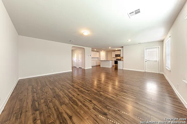 3 bed, 2.5 bath, 2323 sqft, $2,200 — Photo 4