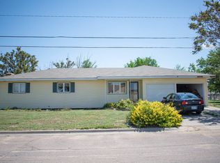 1005 W Lincoln Ave, Lakin, KS 67860