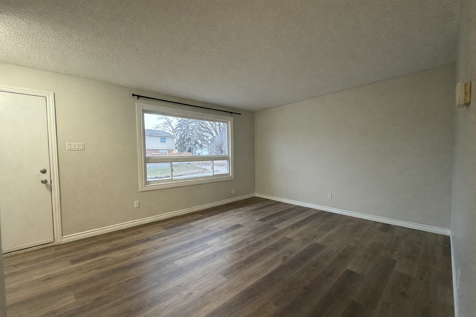 695 Wallace Street Wallaceburg — Photo 1