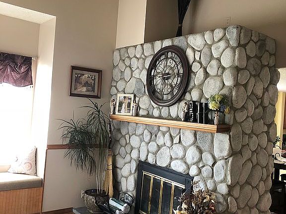 Vaulted entryway w/fireplace