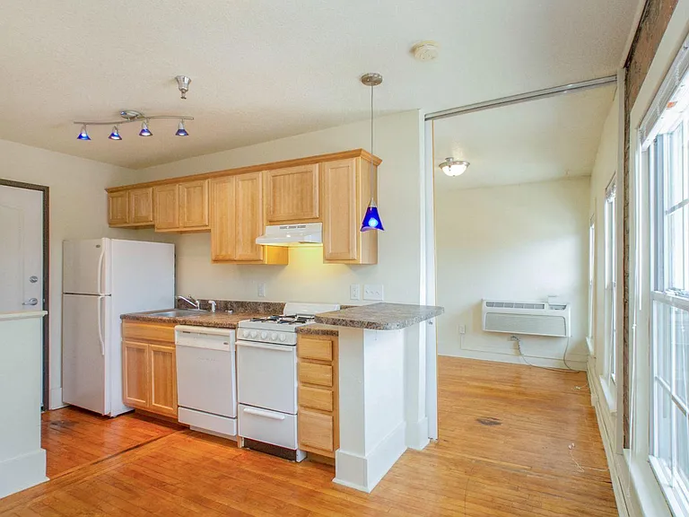 Suites on Lincoln Way — Photo 8