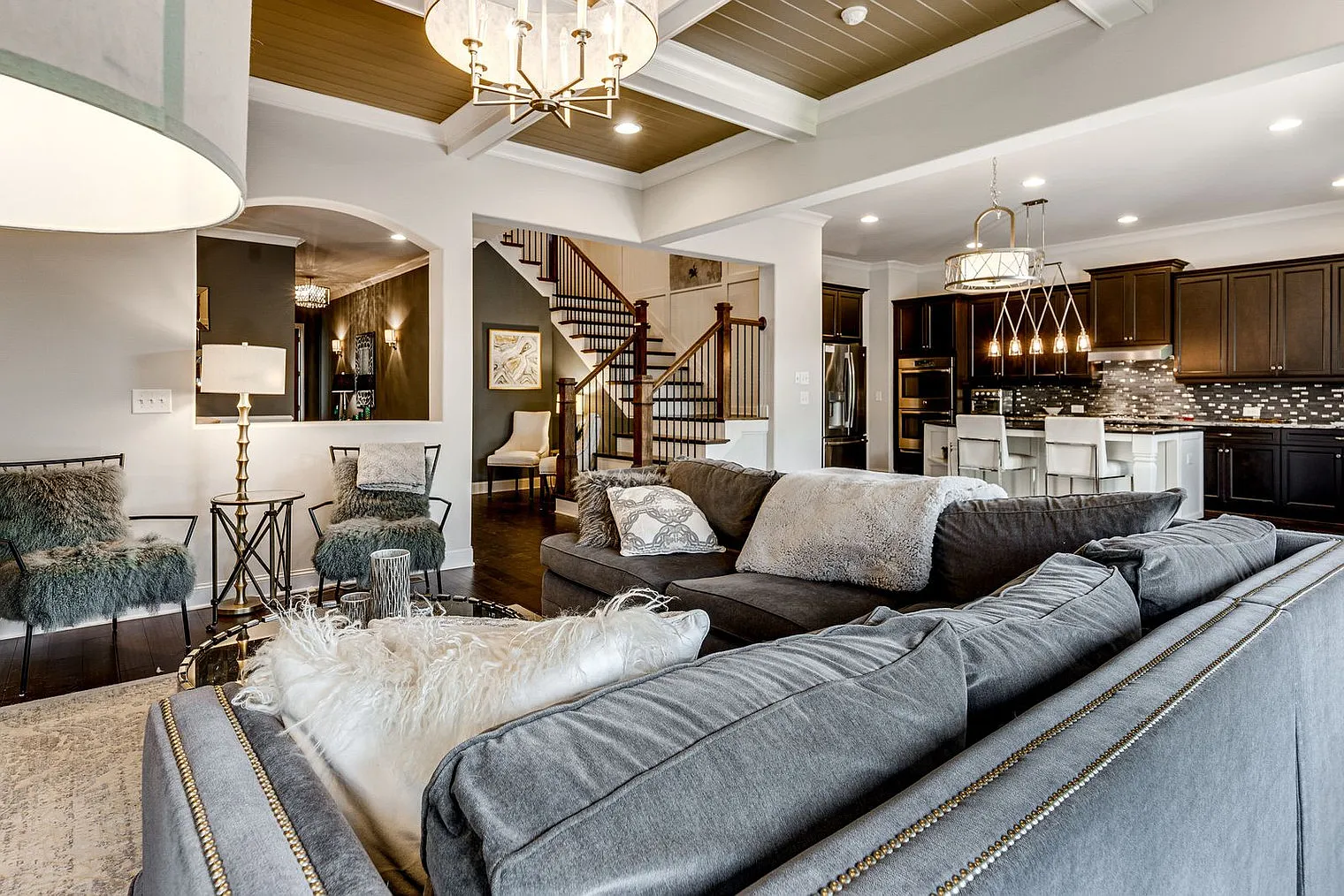 5 bed, 5.0 bath, 4994 sqft, $8,612 — Photo 4