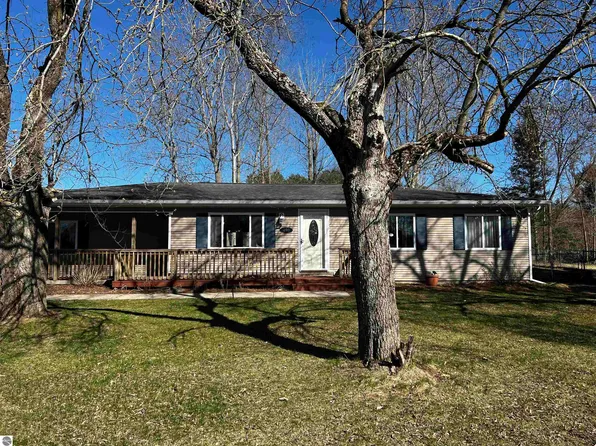 490 N Superior St, Farwell, MI 48622